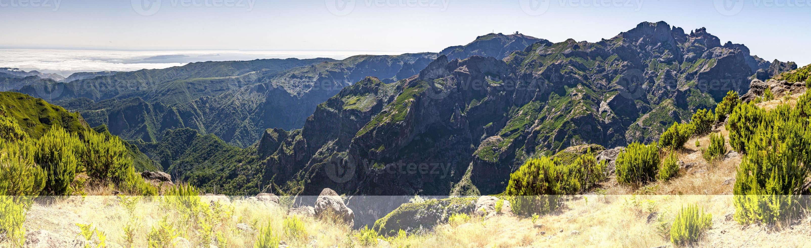 panoramisch afbeelding over- de ruw portugees eiland van Madeira in zomer foto