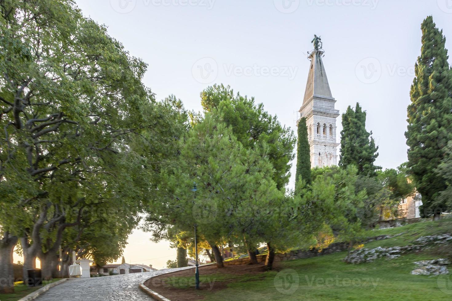 afbeelding van de kerk van heilig eufemie in Rovinj in de ochtend- licht zonder mensen foto