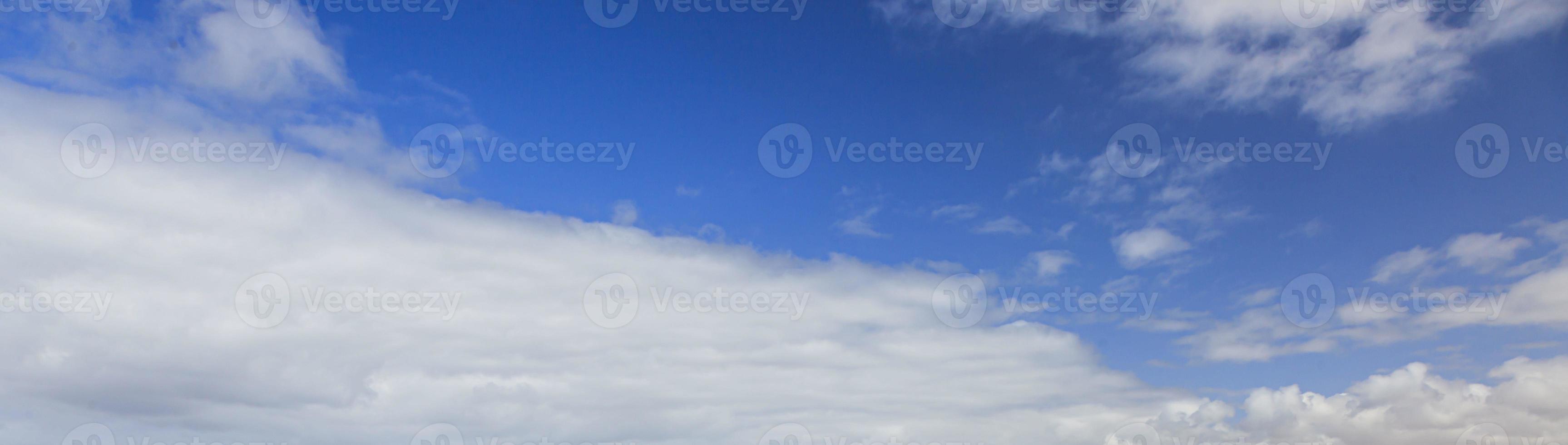 beeld van een gedeeltelijk bewolkt en gedeeltelijk Doorzichtig lucht gedurende de dag foto