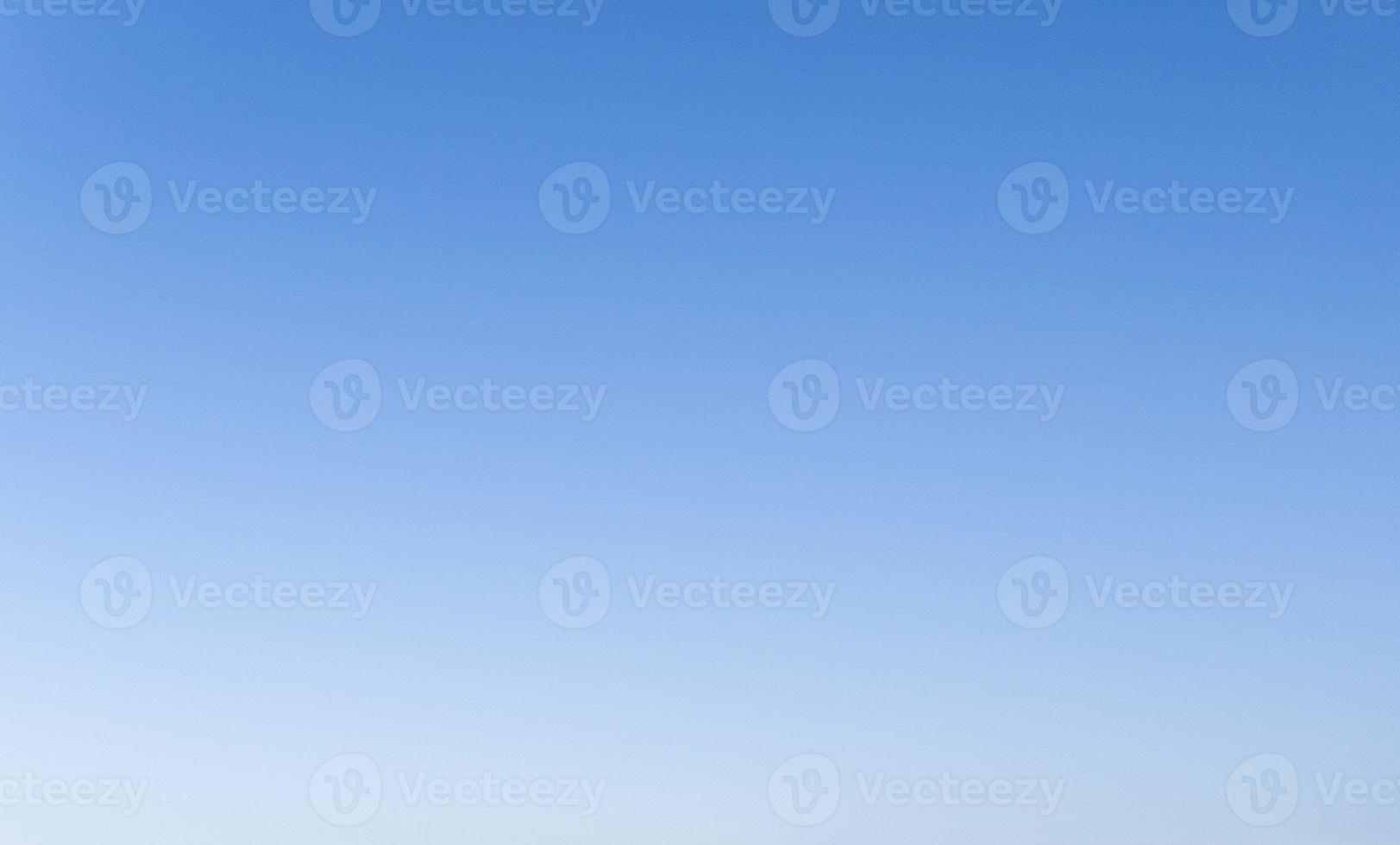 beeld van kleurrijk avond lucht met licht wolken foto