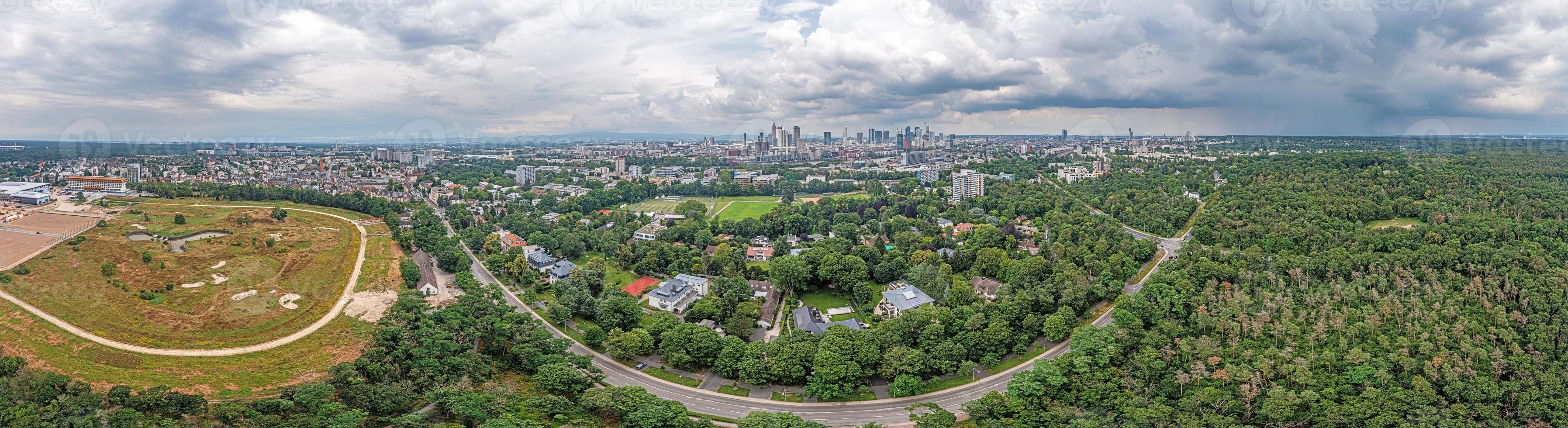 dar panorama over- de Frankfurt horizon genomen van de zuiden gedurende een naderen onweersbui foto