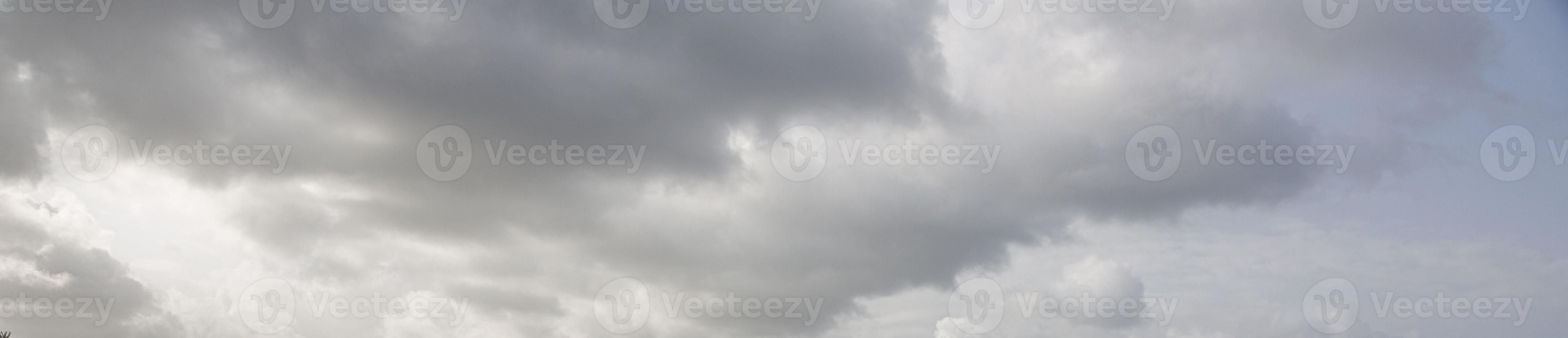 beeld van een donker en bewolkt lucht gedurende de dag foto