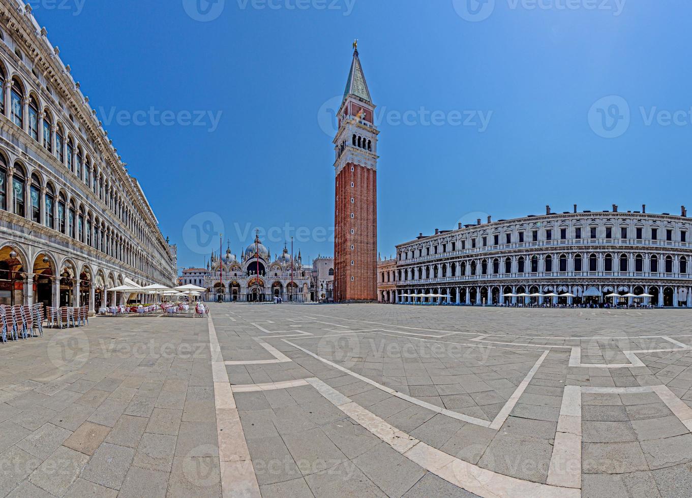 afbeelding van plein san marco in Venetië met campanile en st. marcus basiliek gedurende kroniek vergrendeling zonder mensen foto