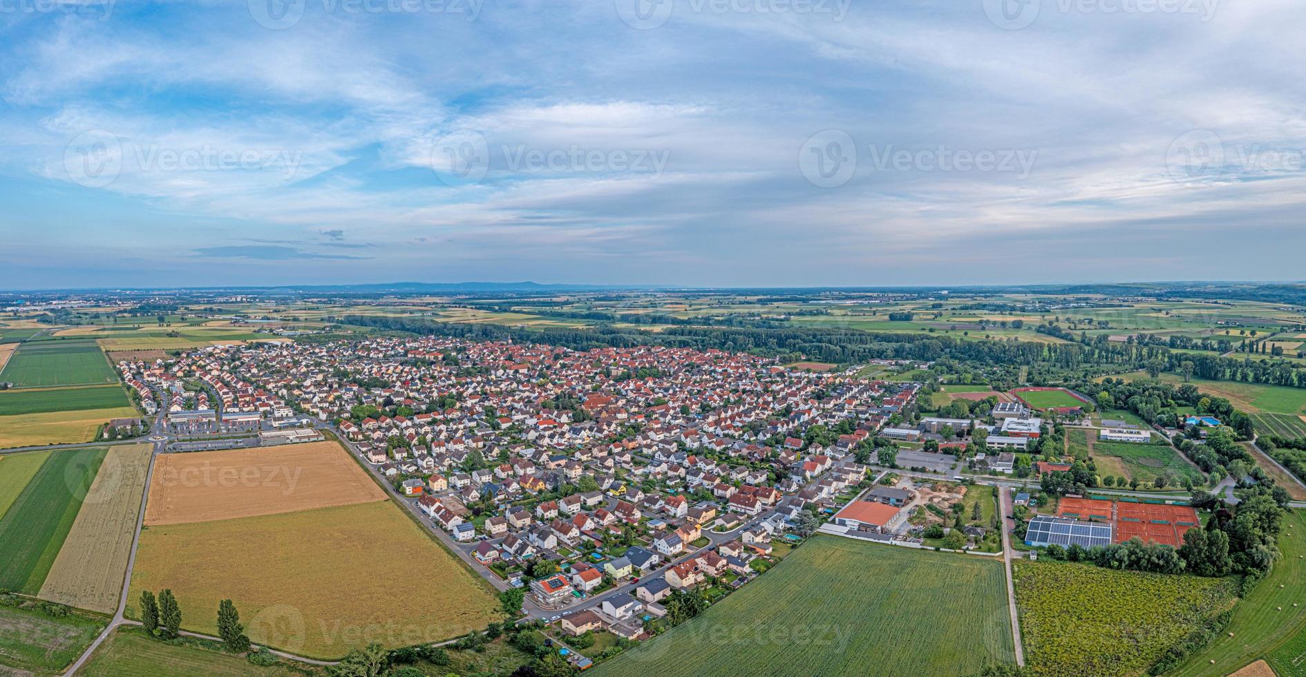 dar panorama over- Duitse dorp trebur in zuidelijk hesse in de avond foto