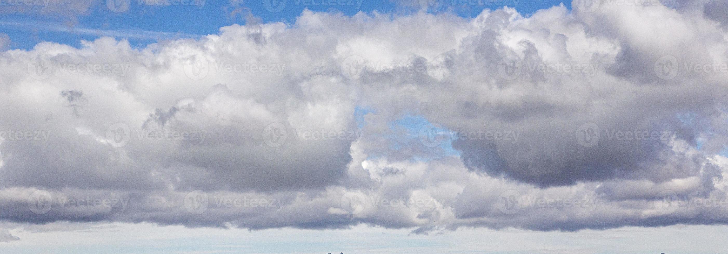 beeld van een gedeeltelijk bewolkt en gedeeltelijk Doorzichtig lucht gedurende de dag foto