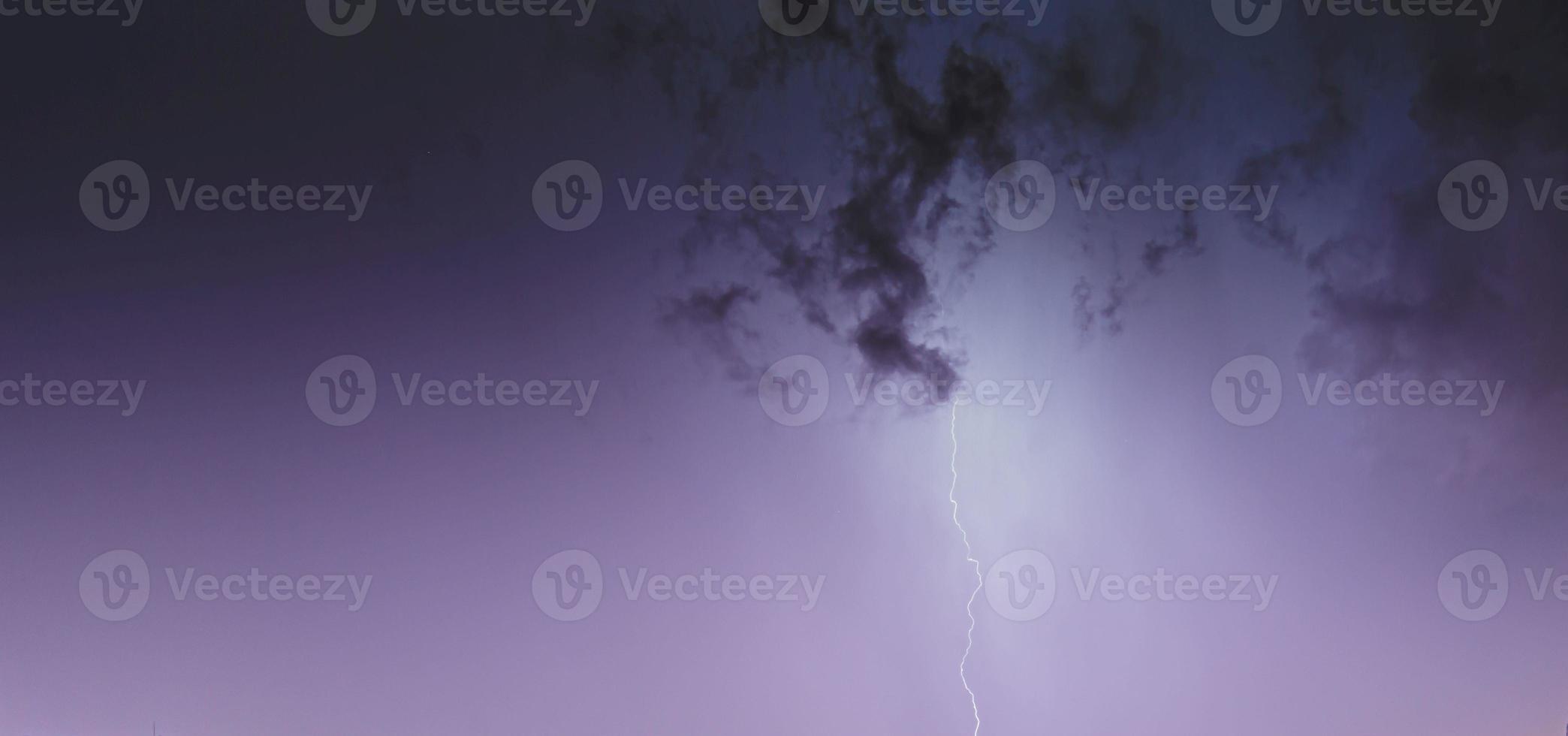 afbeelding van een flash in de nacht lucht met gloeiend wolken foto