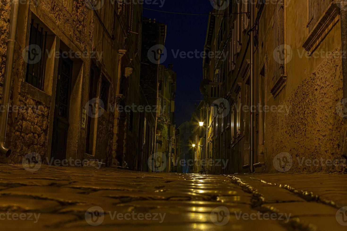 tafereel van een geplaveid straat in de historisch centrum van Rovinj in Kroatië gedurende nacht foto
