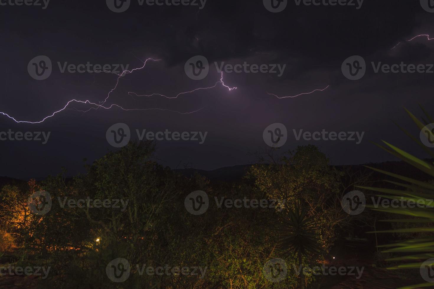 bliksem in de nacht lucht bovenstaand de Kruger nationaal park foto