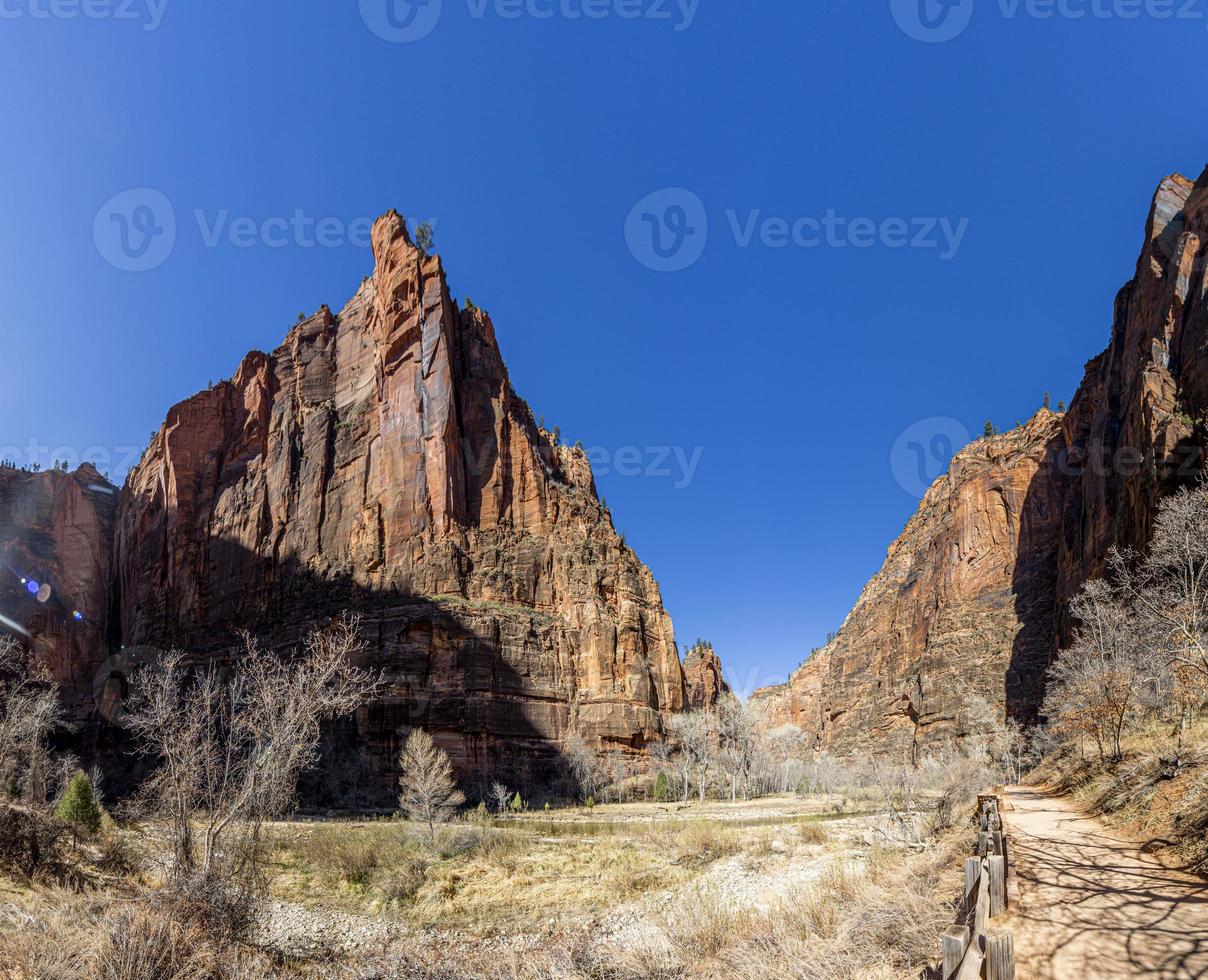 indruk van maagd rivier- wandelen pad in de Zion nationaal park in winter foto