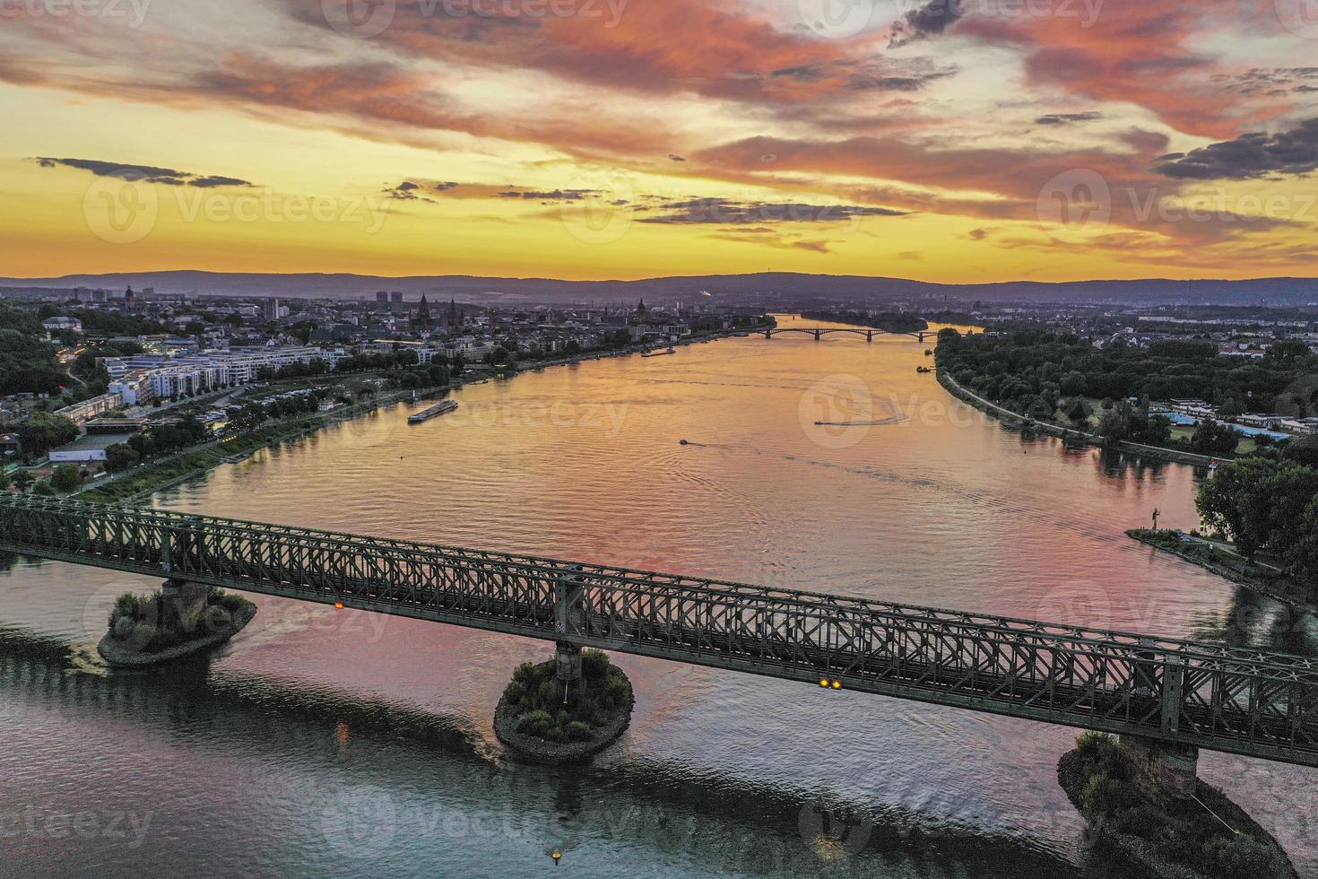 antenne afbeelding van hoofd rivier- mond en de stad van mainz gedurende zonsondergang foto