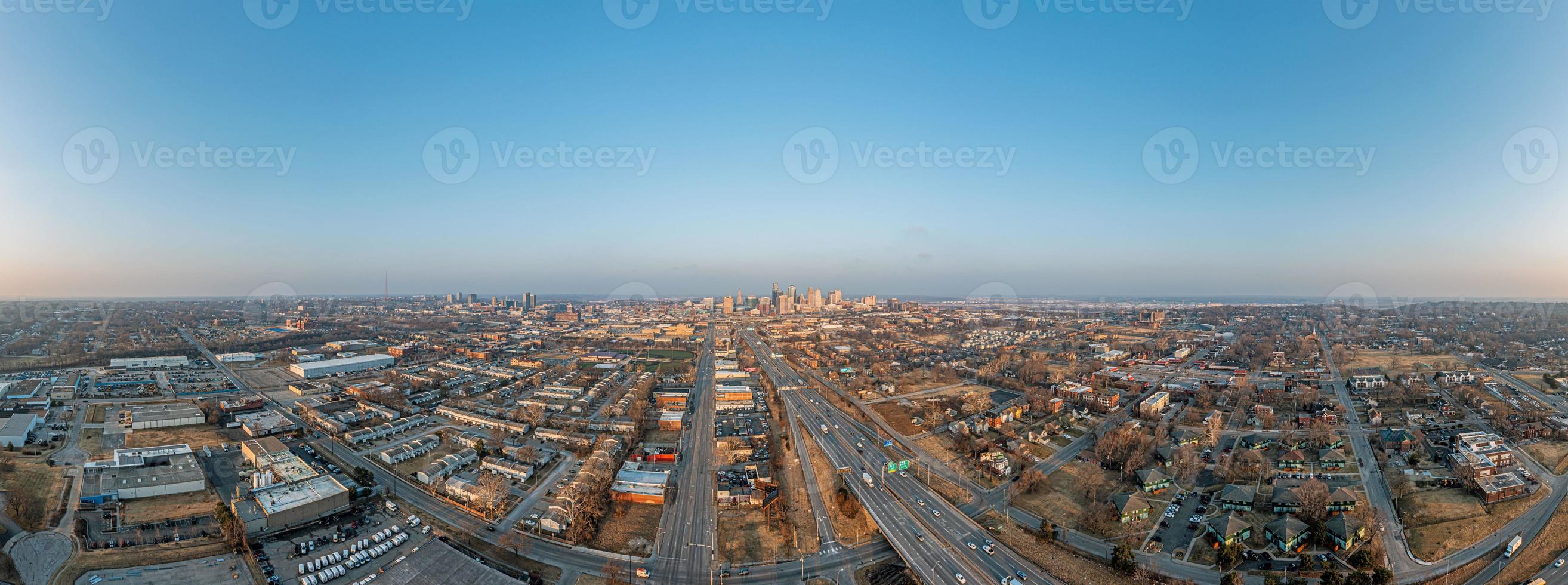 dar panorama van Kansas stad horizon gedurende zonsopkomst foto