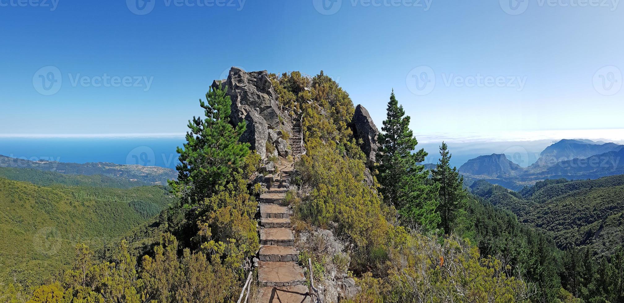 panoramisch afbeelding van een geïsoleerd top Aan de portugees eiland Madeira foto