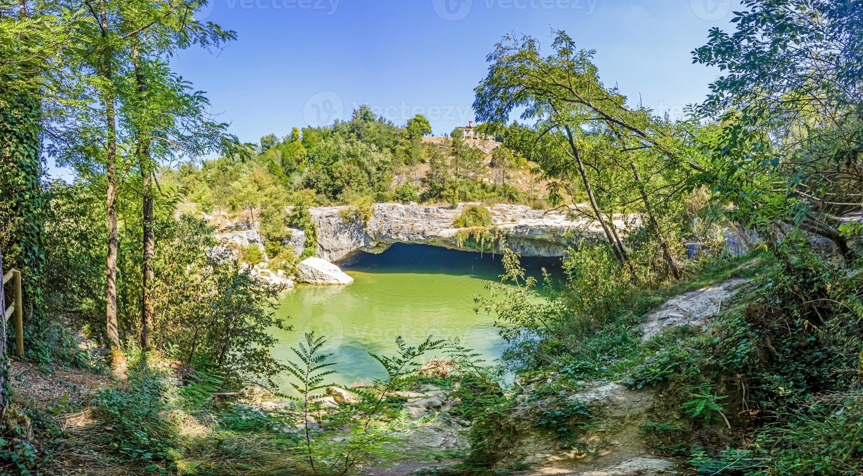 afbeelding van waterval pazinski krov in de buurt pazin in de Kroatisch provincie van centraal istrië foto