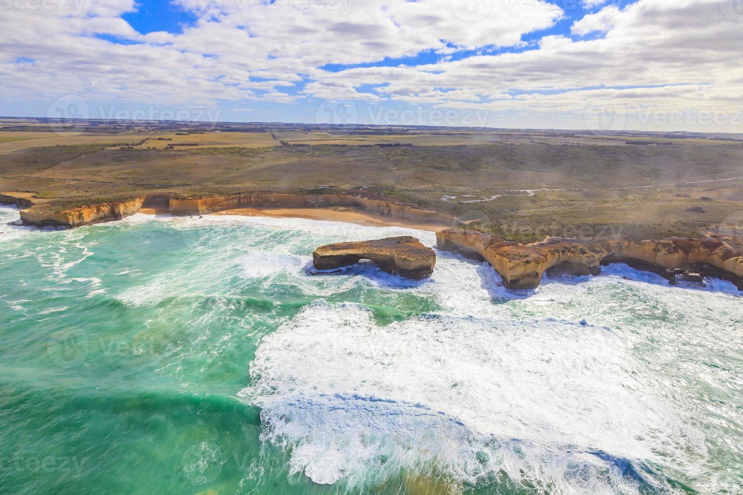 antenne afbeelding van de rotsachtig kust langs de Super goed oceaan weg in zuidelijk Australië foto