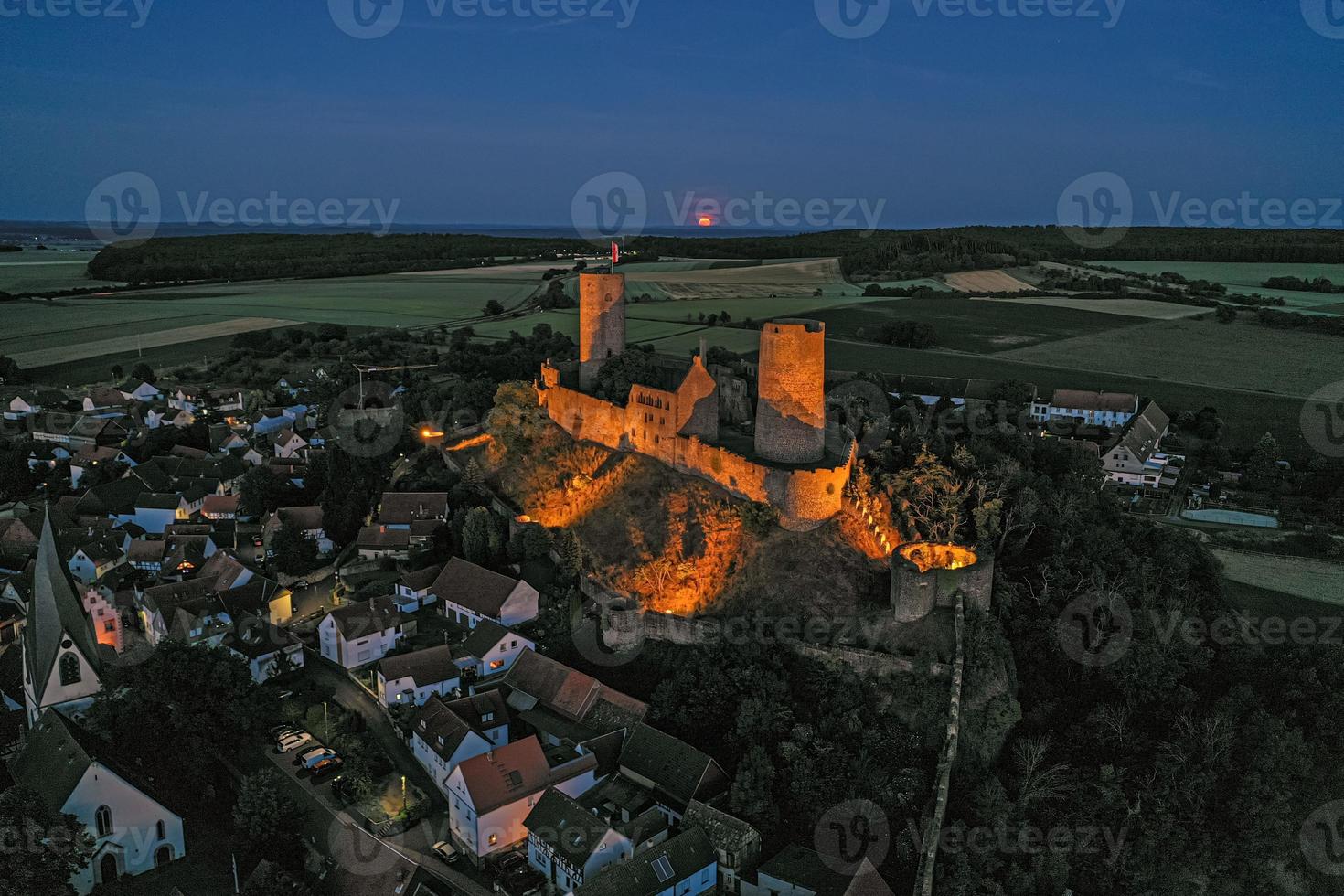 beeld van verlichte münzenberg kasteel ruïneren in Duitsland in de avond foto