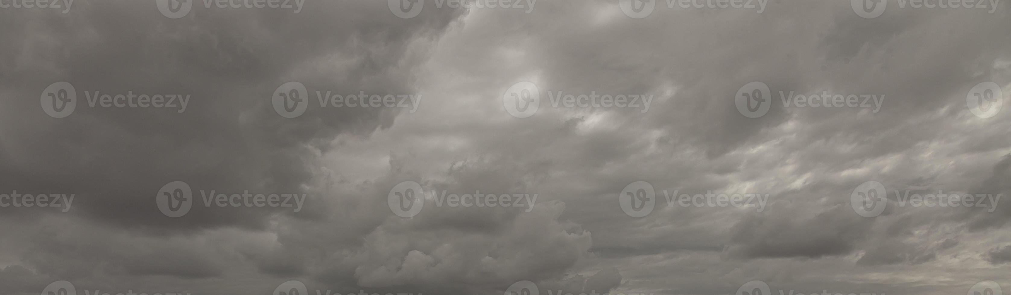 beeld van een donker en bewolkt lucht gedurende de dag foto