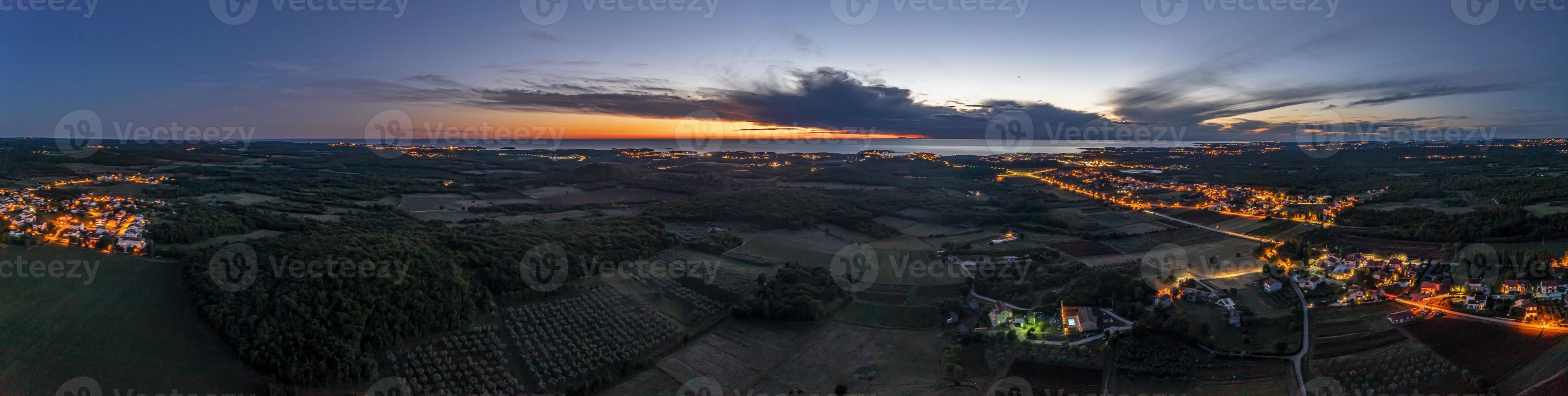 dar panorama over- Istrisch adriatisch kust in de buurt porec genomen van hoog hoogte Bij zonsondergang foto