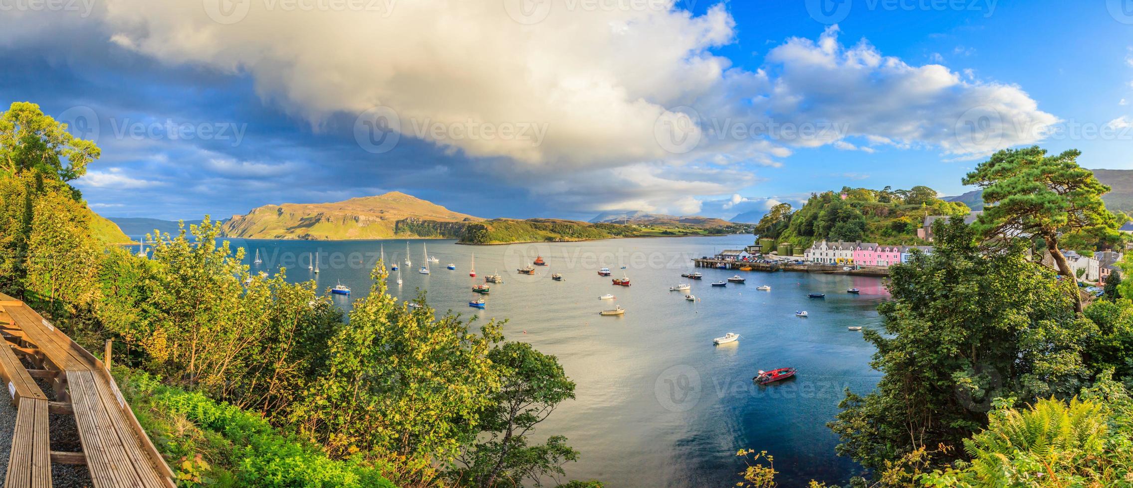 visie over- de dorp van portree Aan de eiland van Skye foto