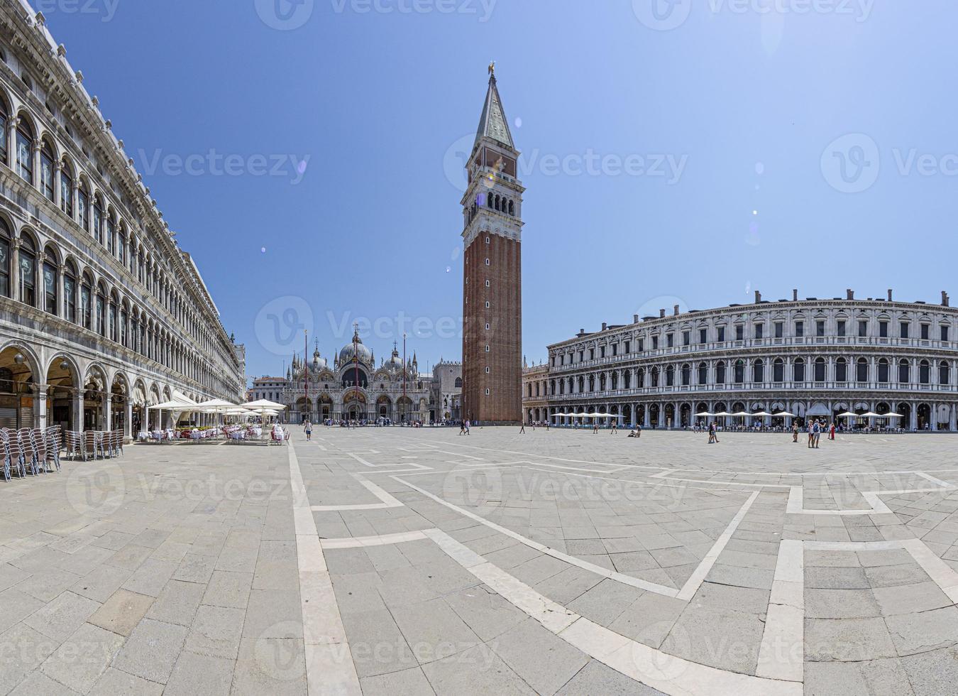 afbeelding van plein san marco in Venetië met campanile en st. marcus basiliek gedurende kroniek vergrendeling zonder mensen foto