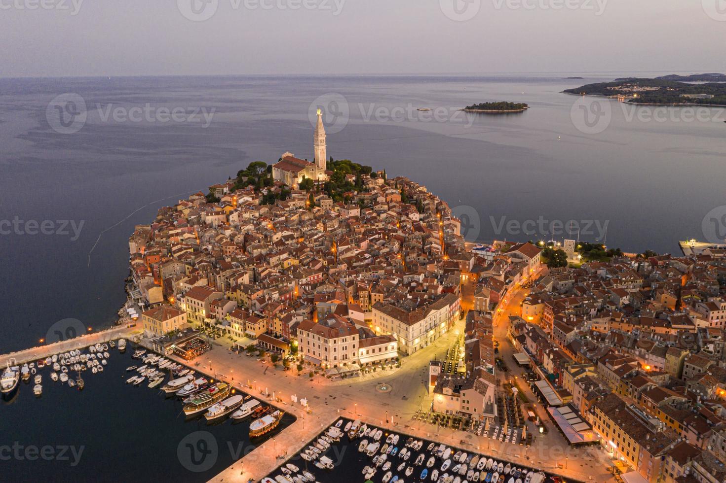 panoramisch antenne dar afbeelding van de historisch stad Rovinj in Kroatië gedurende zonsopkomst foto