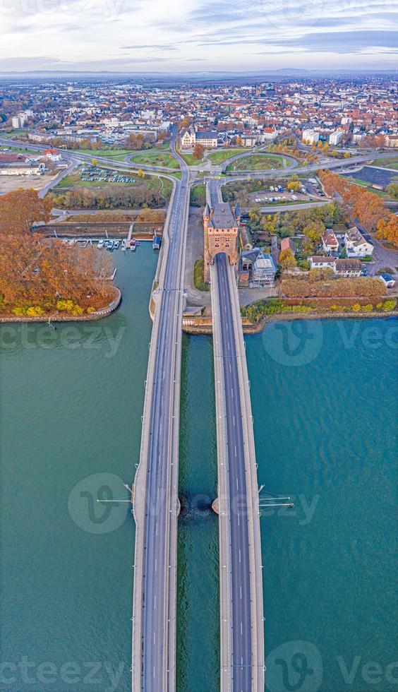 antenne visie van de nibelungen brug in wormen met een visie van de stad poort foto