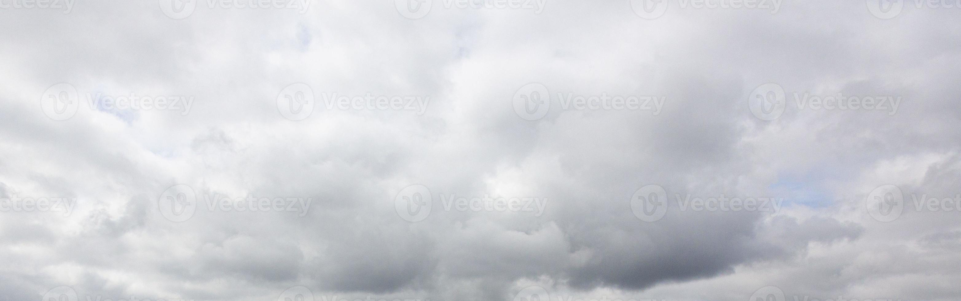 beeld van een donker en bewolkt lucht gedurende de dag foto