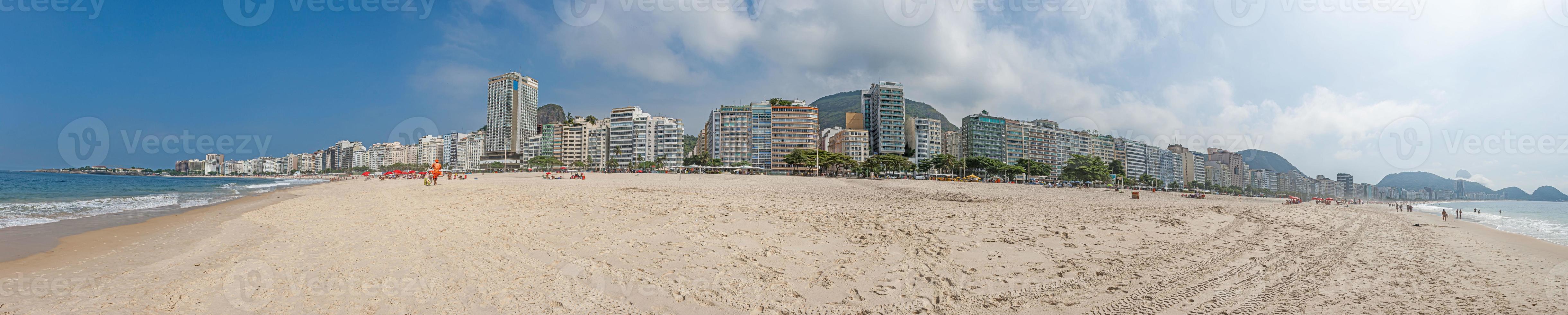 panoramisch beeld van huis voorkant langs Copacabana in Rio de Janeiro gedurende dag foto