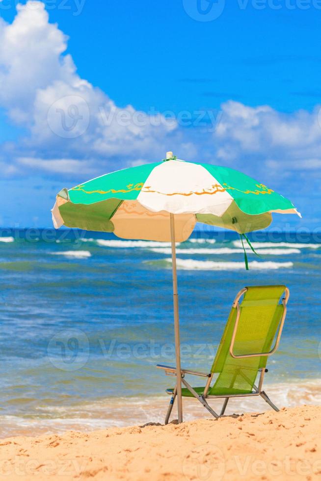 zon stoel en paraplu Aan tropisch strand foto