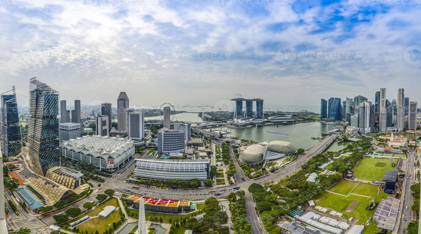 antenne panoramisch afbeelding van Singapore horizon en tuinen door de baai gedurende voorbereiding voor formule 1 ras gedurende dag in herfst foto