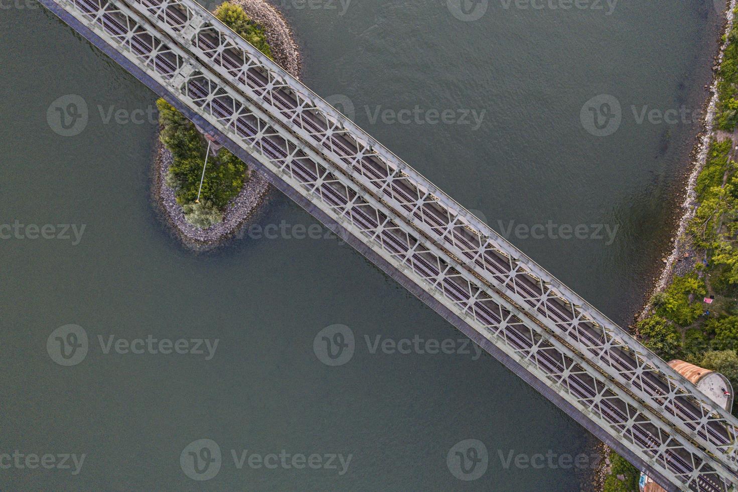 top visie Aan spoorweg brug over- rivier- Rijn in de buurt de stad van mainz foto