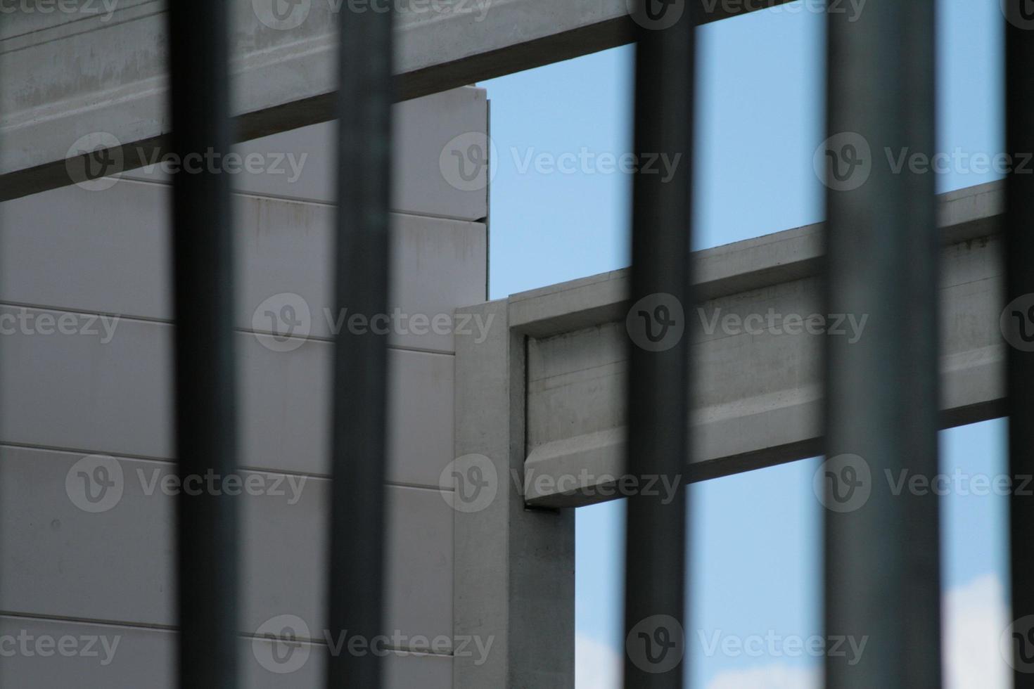 afbeelding van geprefabriceerd beton elementen gedurende installatie foto