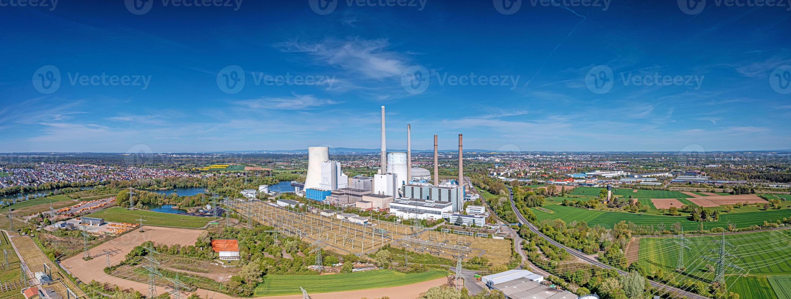 antenne visie van steenkool ontslagen macht fabriek gedurende dag met zonneschijn foto