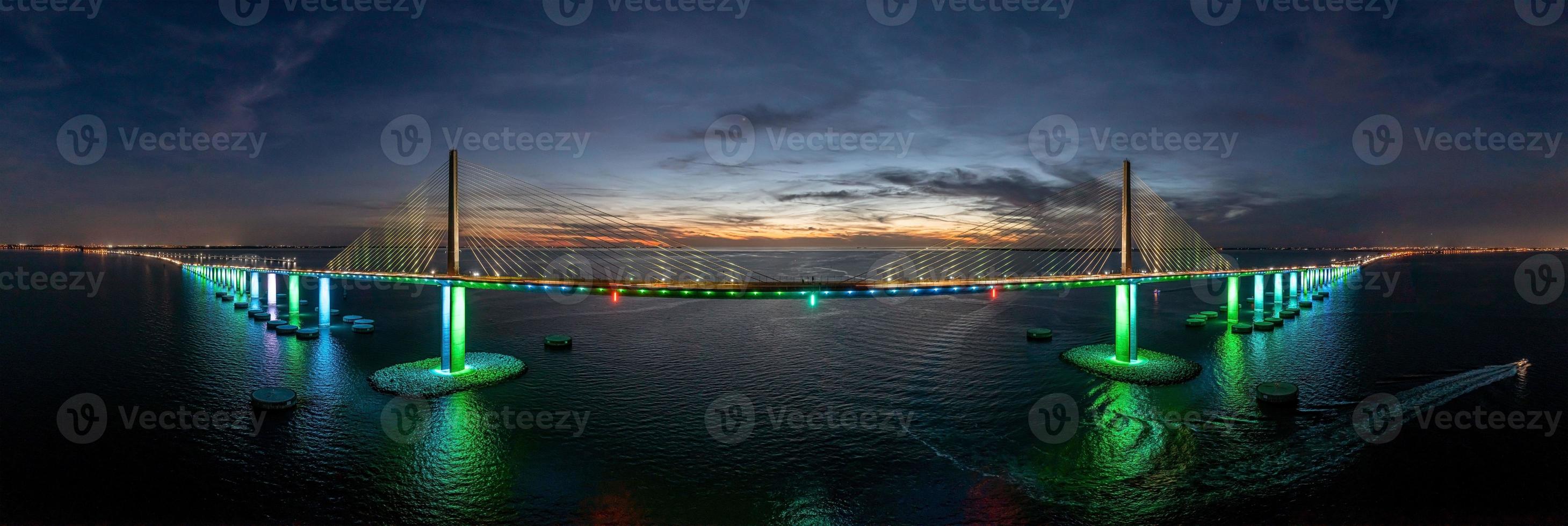dar panorama van zonneschijn skyway brug over- tampa baai foto