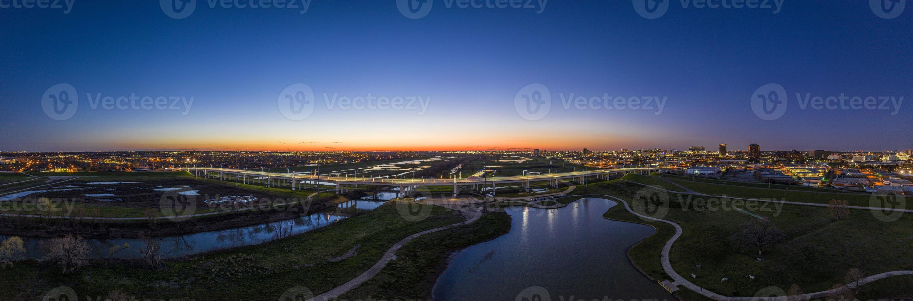 panoramisch antenne dar afbeelding van Dallas horizon en schakel kraai park Bij zonsondergang in winter foto