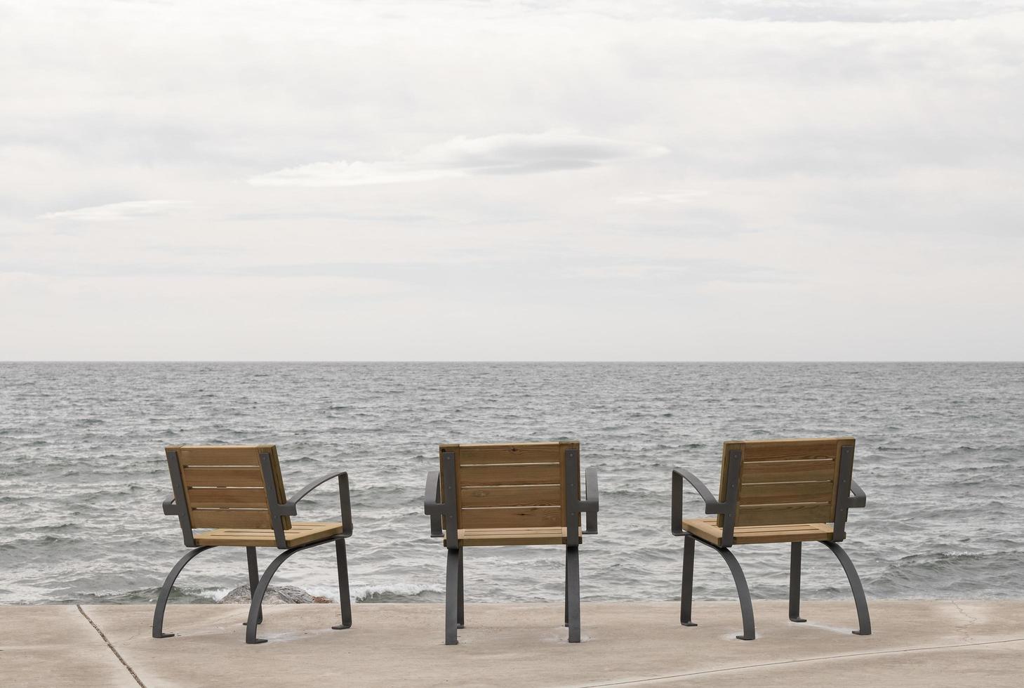 stoelen aan de boulevard met uitzicht op zee foto