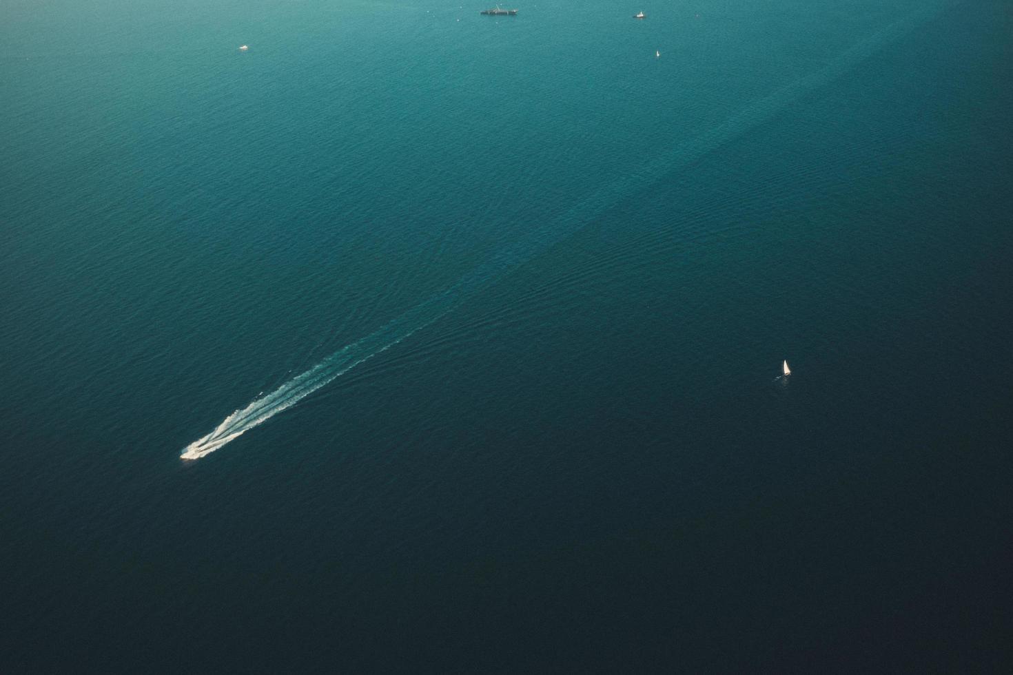 boot op de oceaan foto