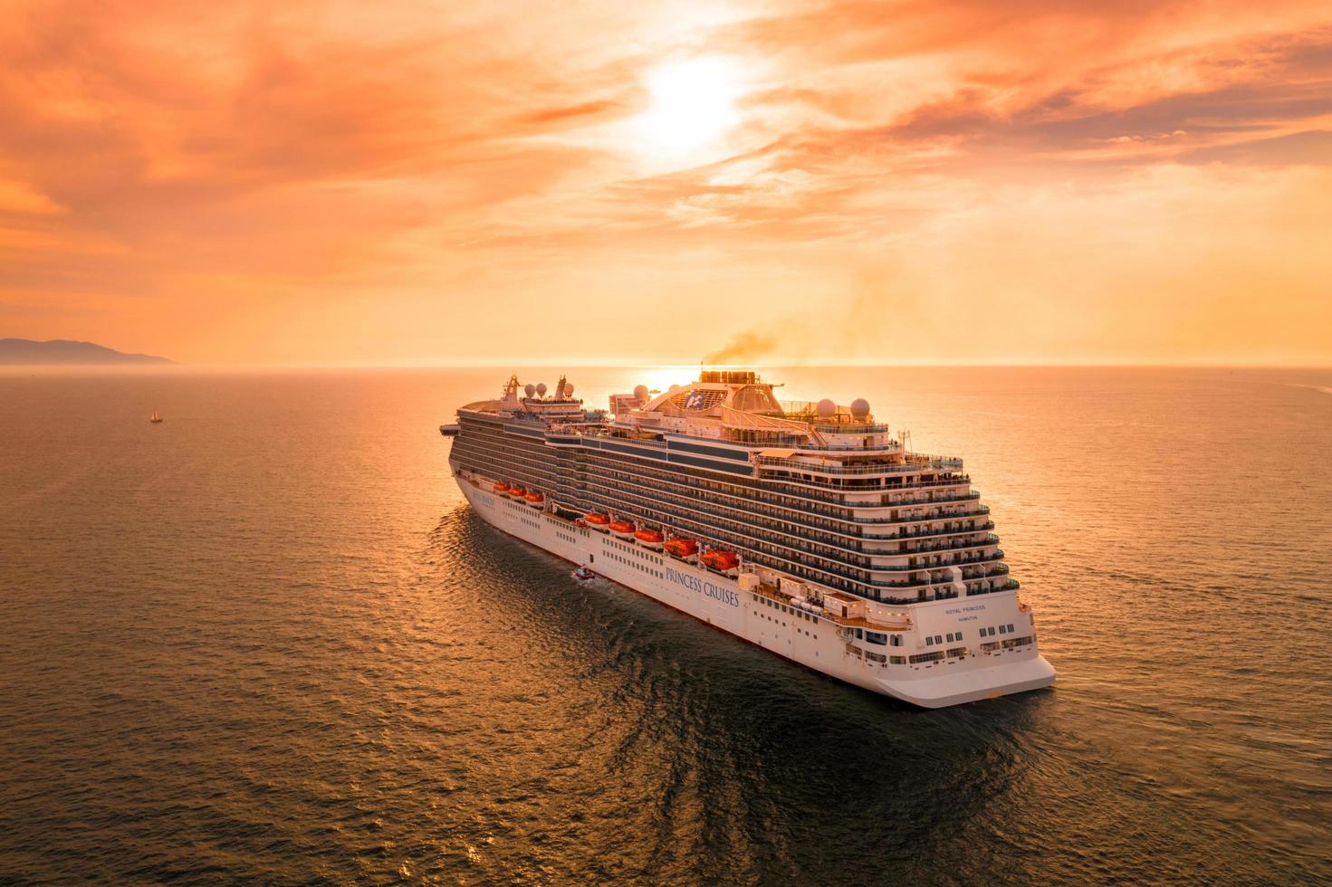 wit schip op zee tijdens zonsondergang foto