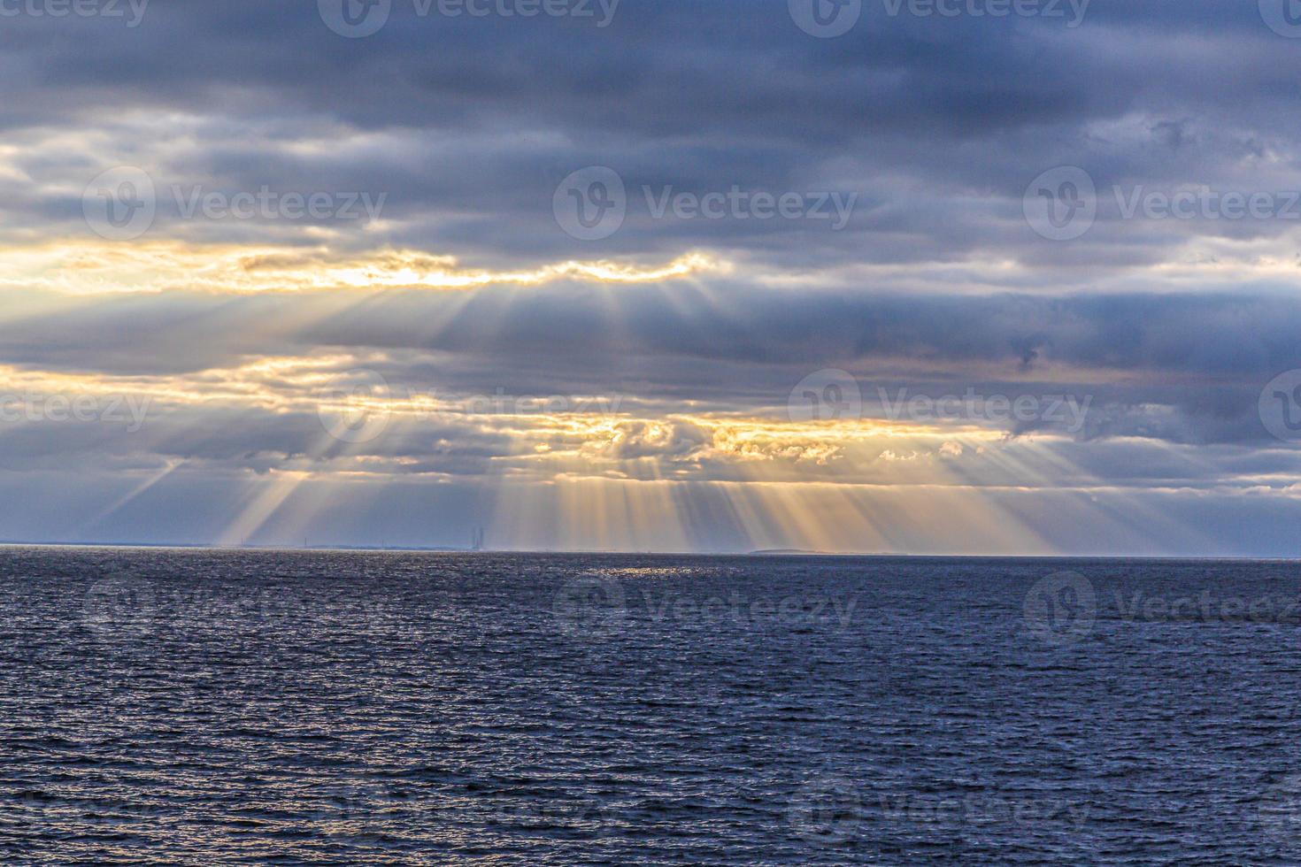 dramatisch kleurrijk lucht met nagloeien en verlichte wolken foto