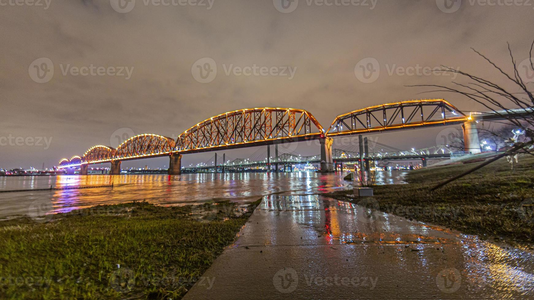 visie Aan groot vier brug en Ohio rivier- in Louisville Bij nacht met kleurrijk verlichting in voorjaar foto