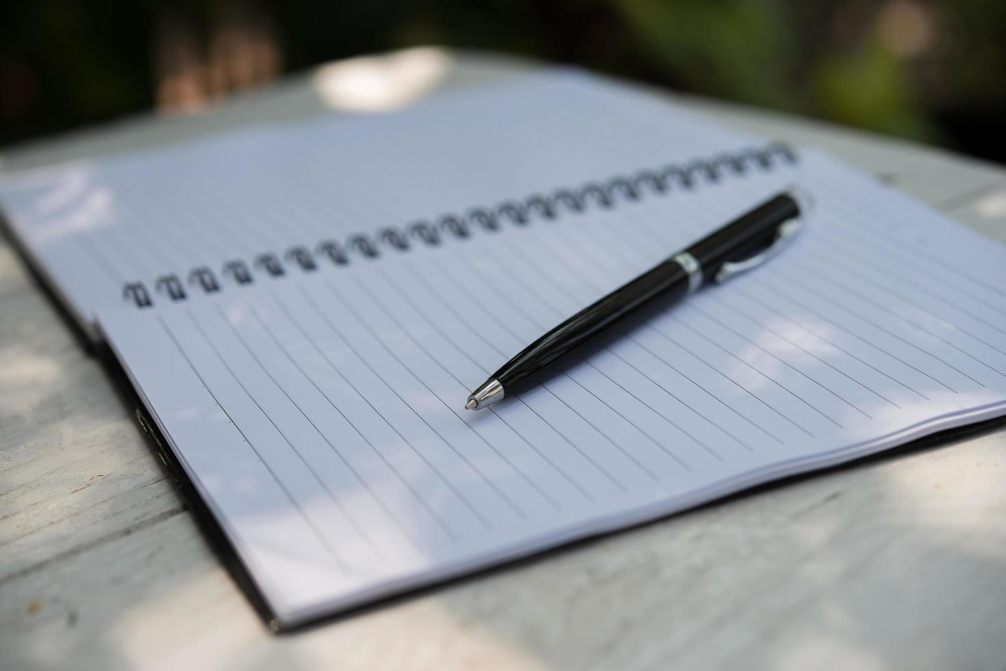 pen op Kladblok in de natuur foto