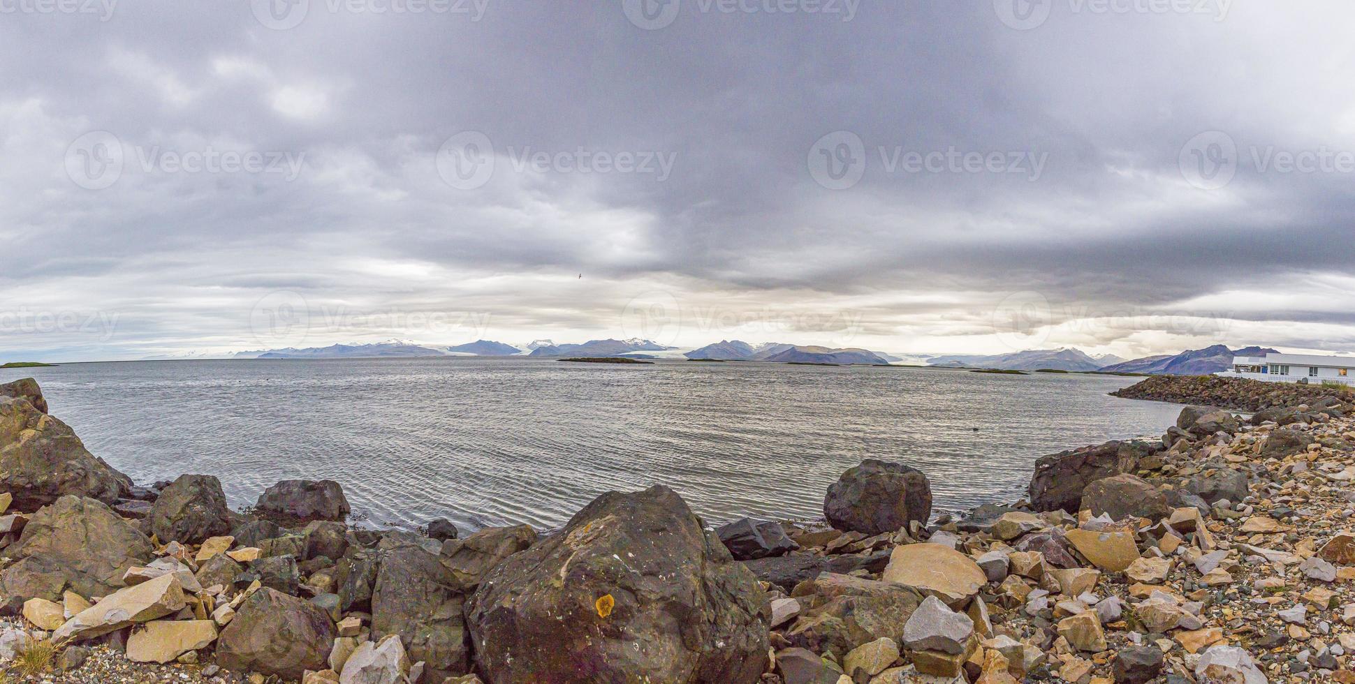 panoramisch afbeelding van vatnajoekull gletsjer tongen van hoefn dorp foto