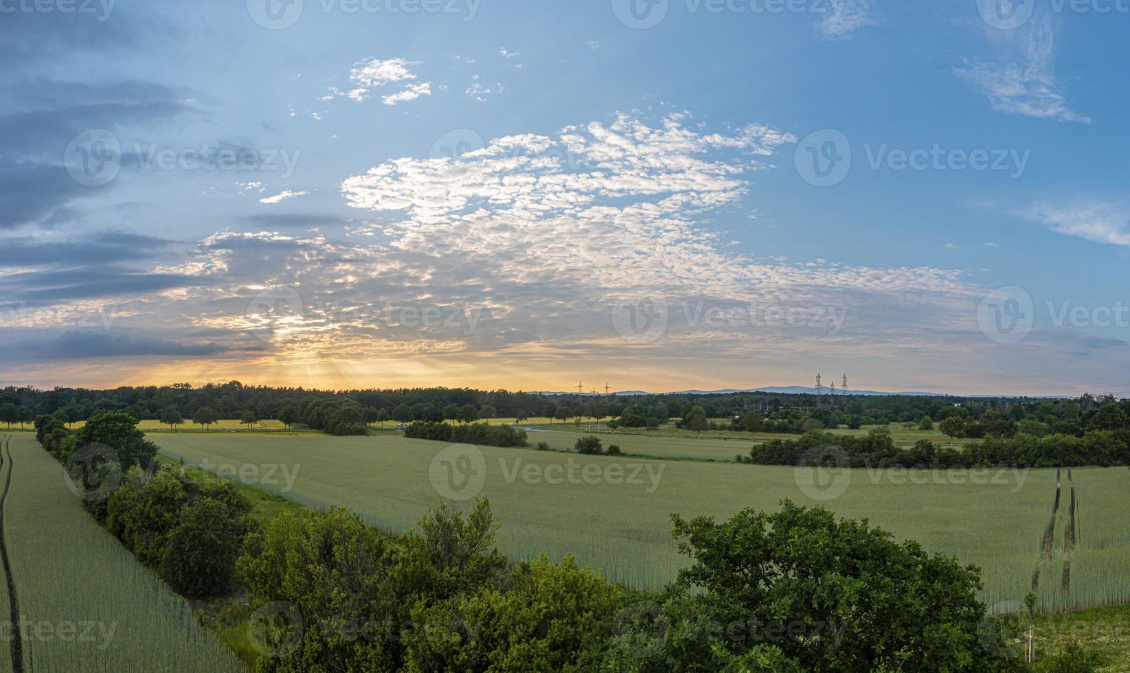 beeld van zonsondergang met interessant wolk formaties foto