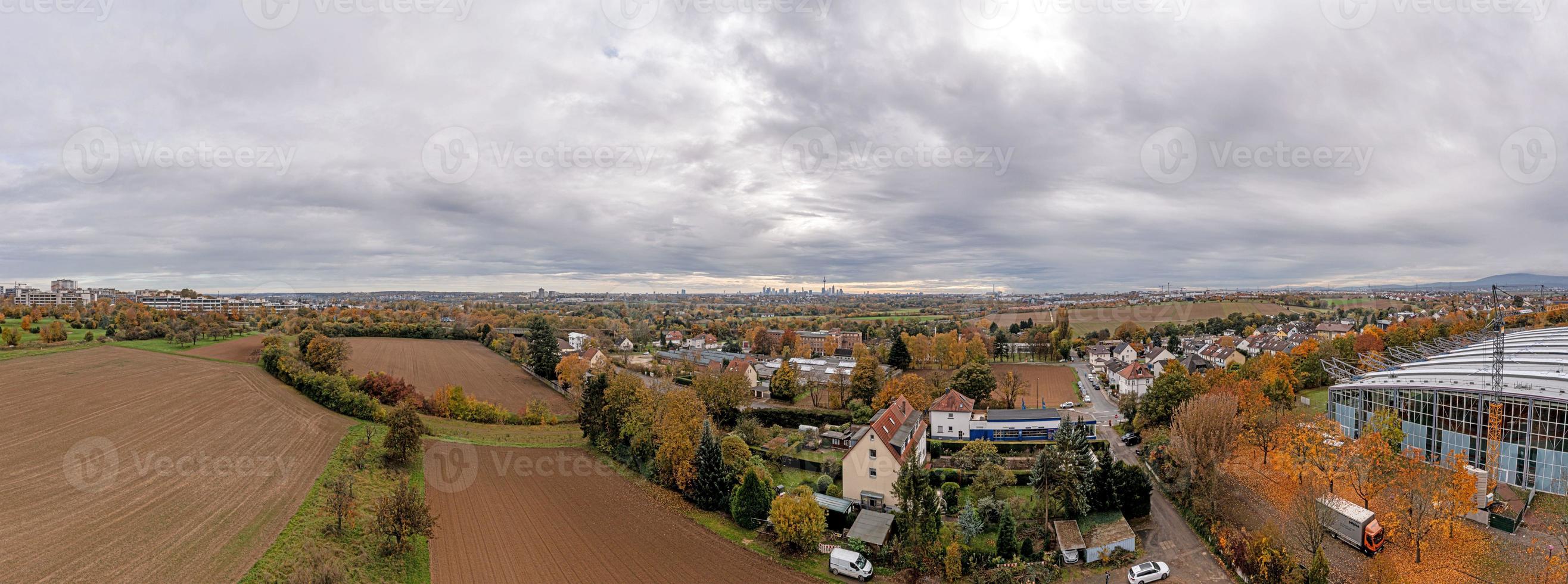 panoramisch beeld van Frankfurt horizon van een groter afstand tegen bewolkt lucht in herfst foto