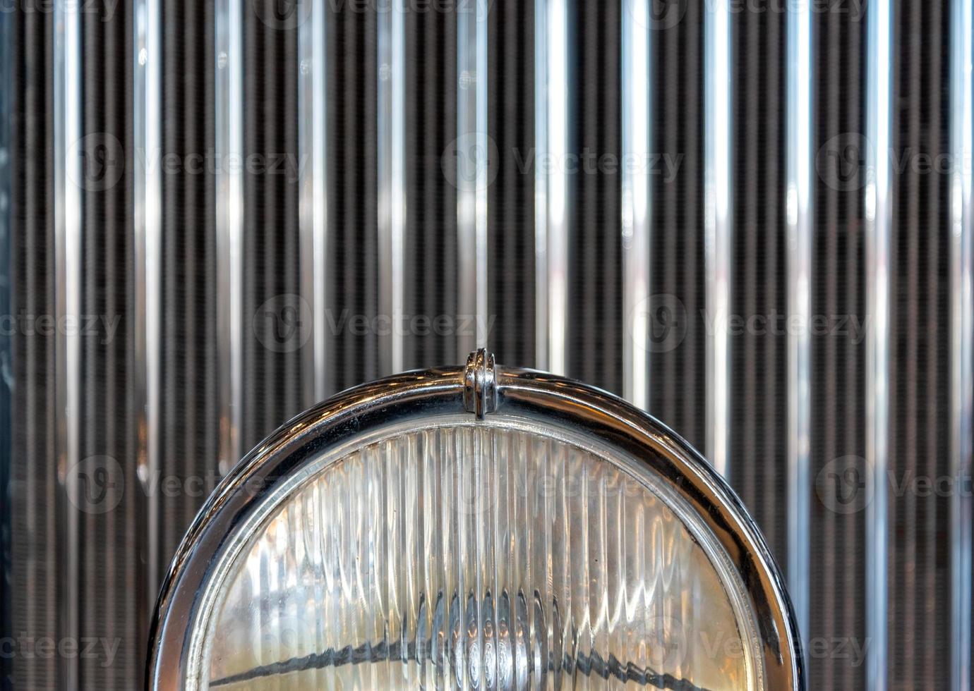 radiator traliewerk en koplamp van retro auto foto