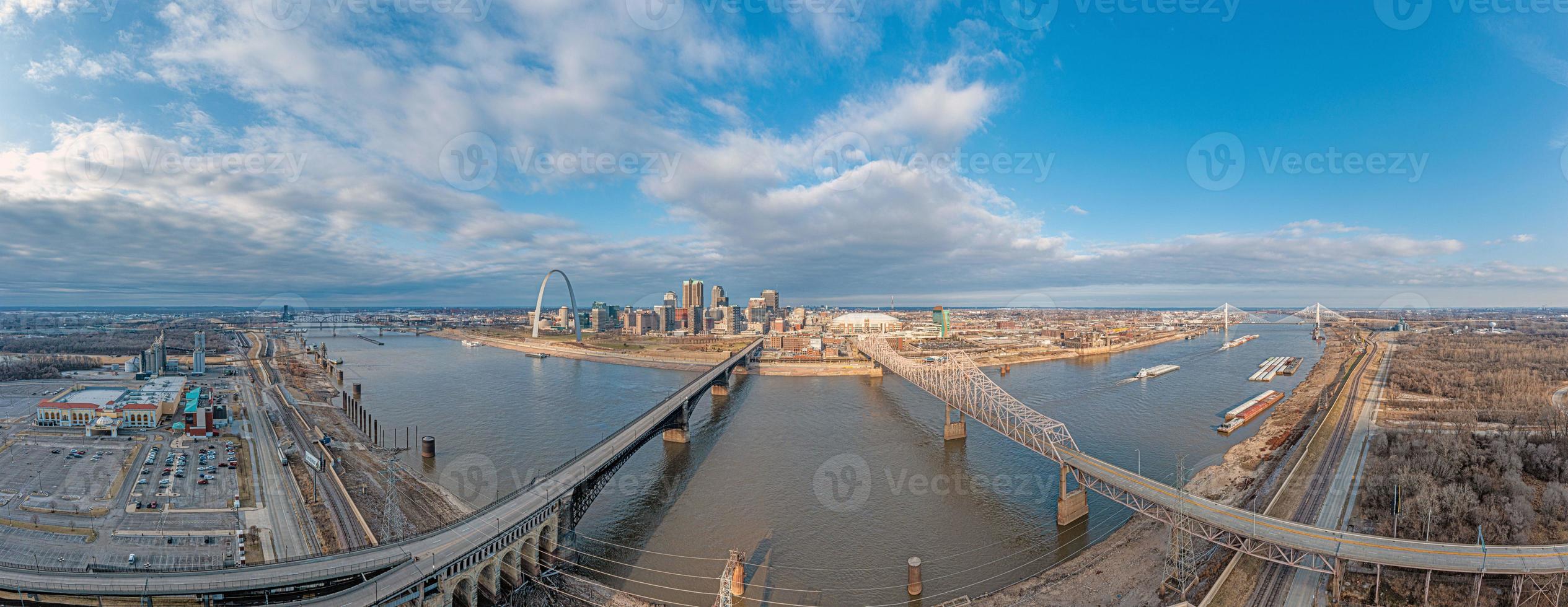 dar panorama over- st. louis horizon en Mississippi rivier- met poort boog gedurende dag foto