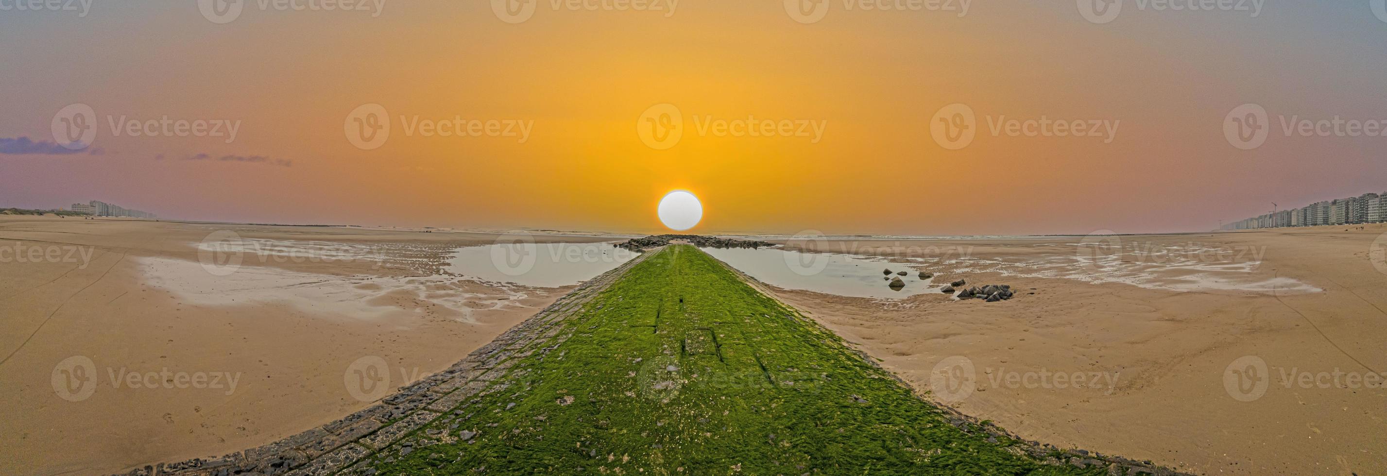 panoramisch beeld langs een golfbreker Aan de noorden zee strand middenkerke foto