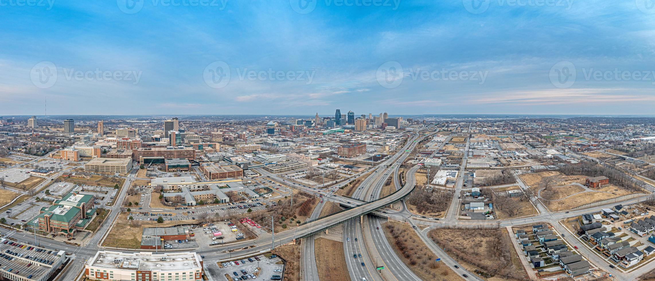 dar afbeelding van Kansas stad horizon gedurende zonsopkomst foto