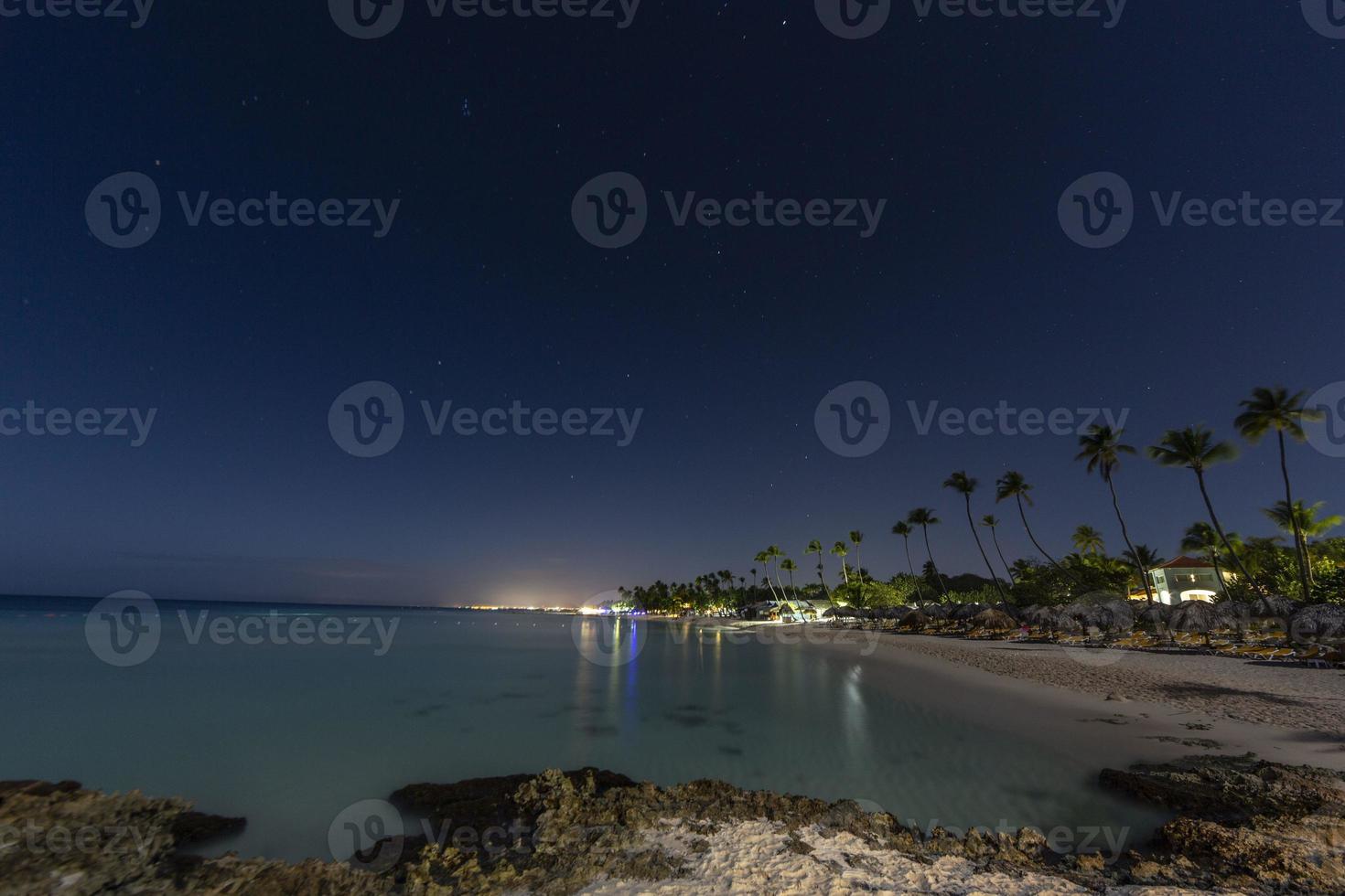 nacht tafereel van tropisch strand Aan de domiciaans republik in schemering foto