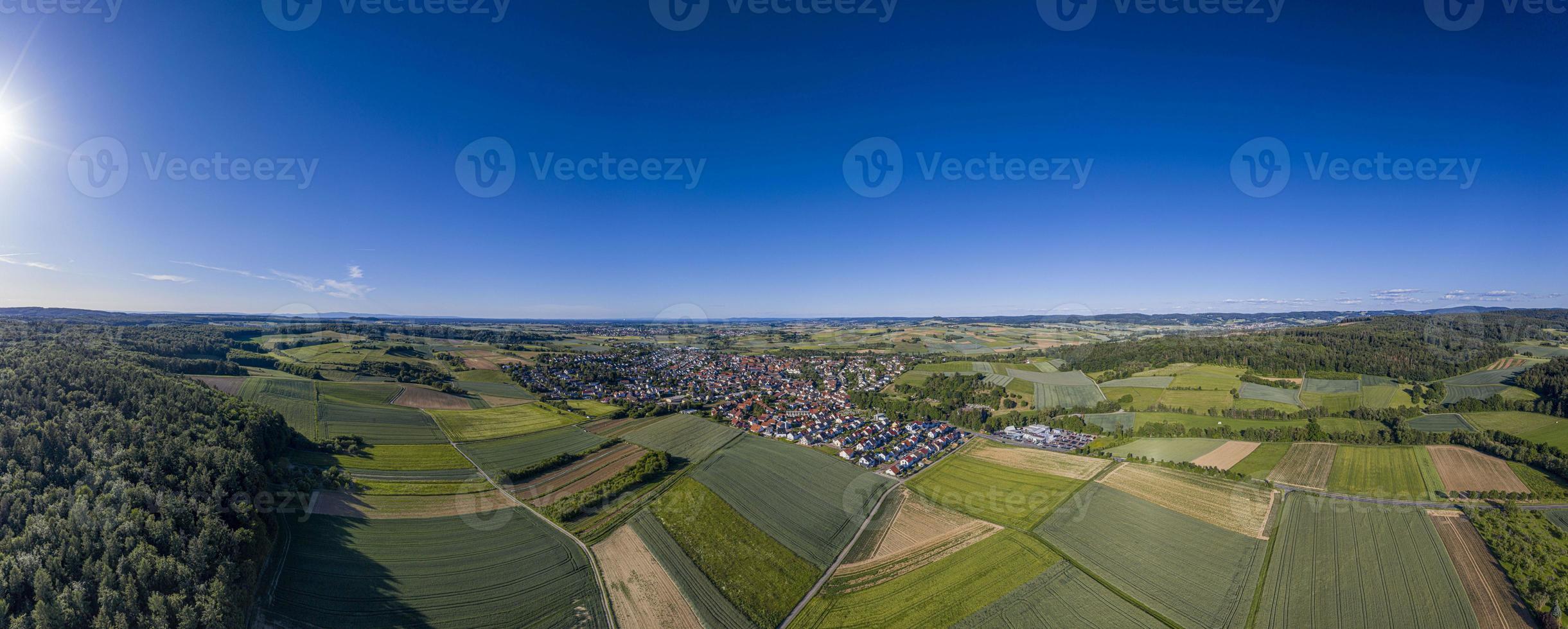 antenne visie naar de Duitse dorp van bruto biebau in odenwald regio in hessen in voorjaar foto