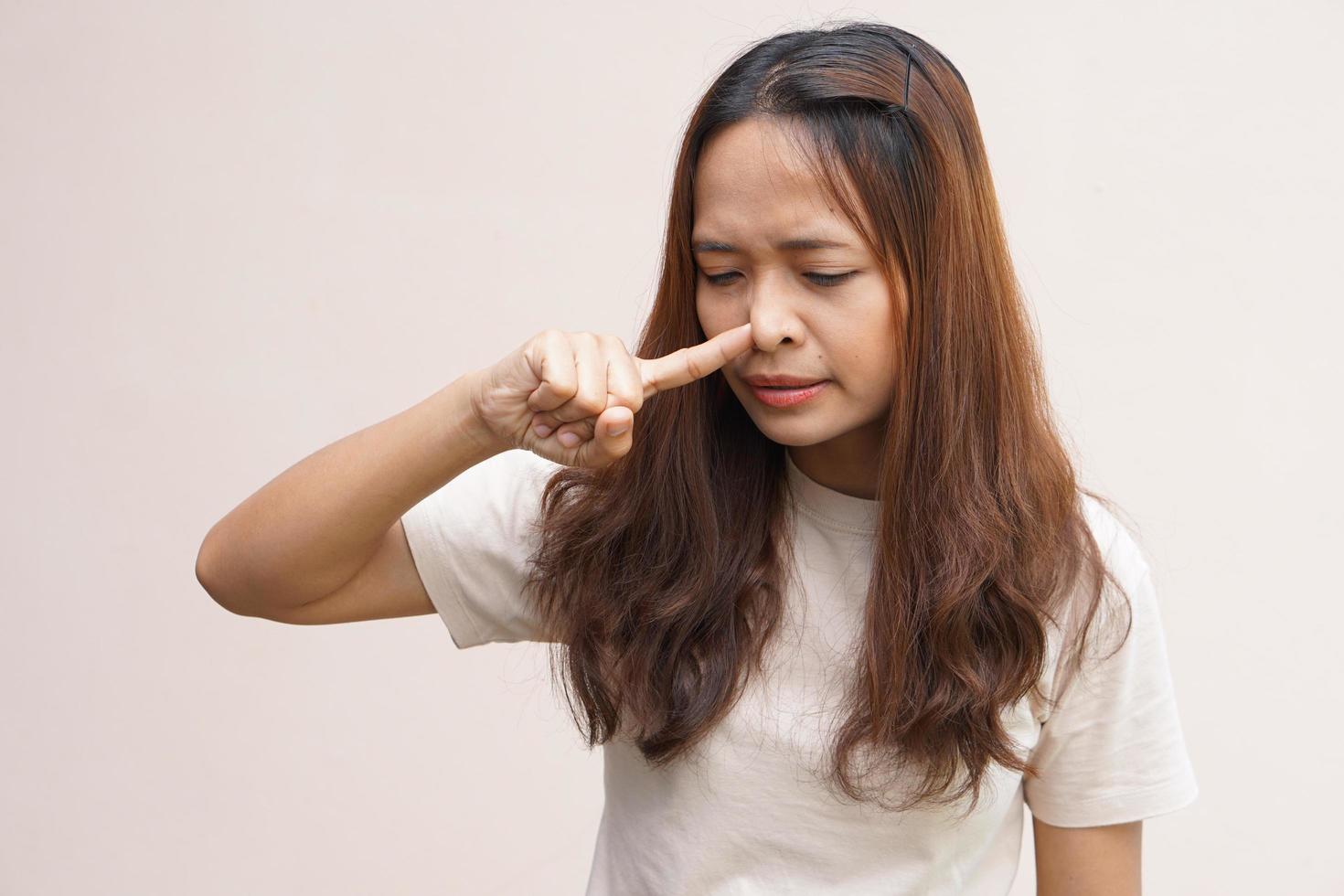 Aziatische vrouwen bedekken hun neus met hun handen omdat ze stinken. foto